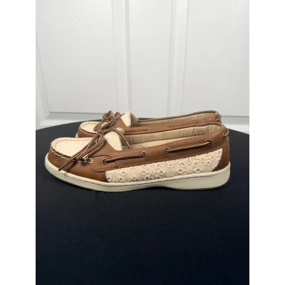 GH Bass & Co Womens Boat Shoes Brown Cream Eyelet Lace Loafers Nautical Preppy